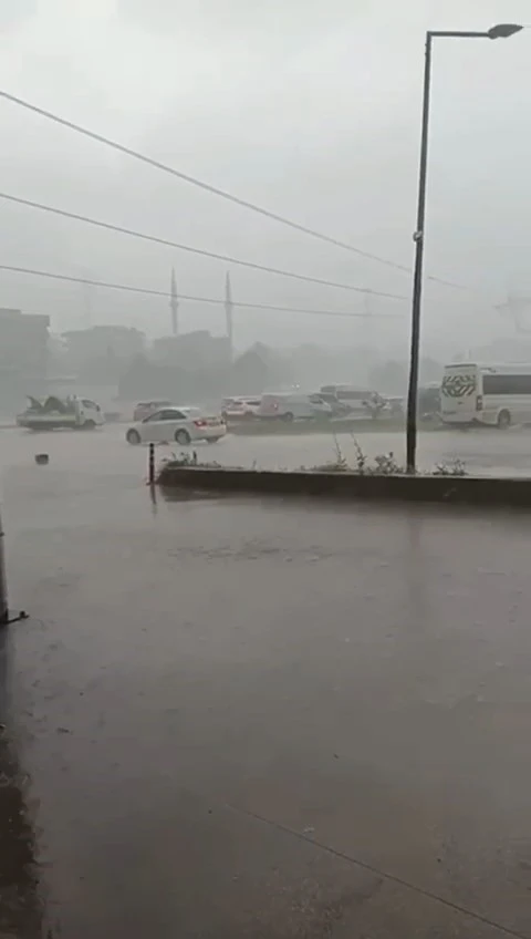 Bursa’da sağanak yağış ve dolu hayatı felç etti
