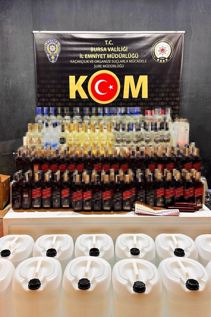 Bursa&rsquo;da sahte i&ccedil;ki operasyonu: 370 şişe sahte i&ccedil;ki ve 600 litre etil alkol ele ge&ccedil;irildi
