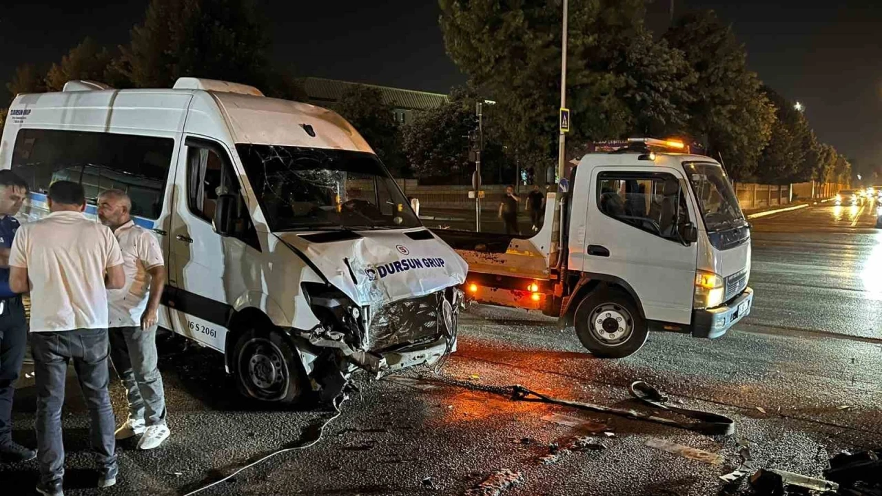 Bursa&rsquo;da servis minib&uuml;s&uuml; ref&uuml;je &ccedil;ıktı: 1 yaralı
