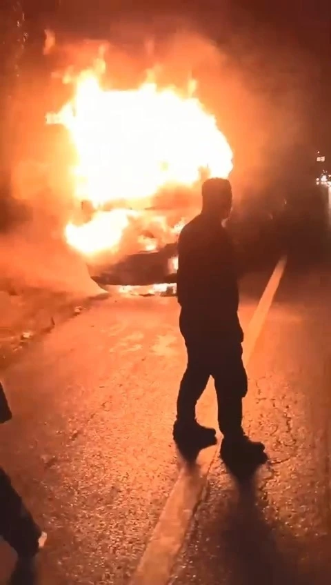 Bursa&rsquo;da seyir halindeki kamyonet alev topuna d&ouml;nd&uuml;
