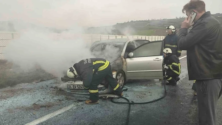 Bursa&rsquo;da seyir halindeki otomobil alev aldı
