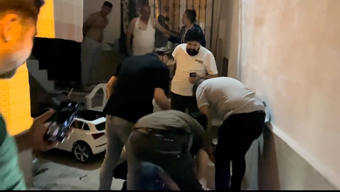 Bursa’da sıcak dakikalar: Ekiplerden kaçmaya çalışan aranan şahsın yakalanma anı kamerada
