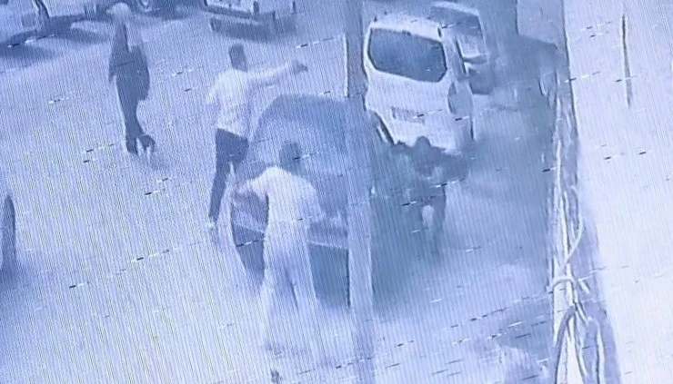 Bursa&rsquo;da silahlı kavga: Yaralıyı motorize trafik timi hastaneye yetiştirdi
