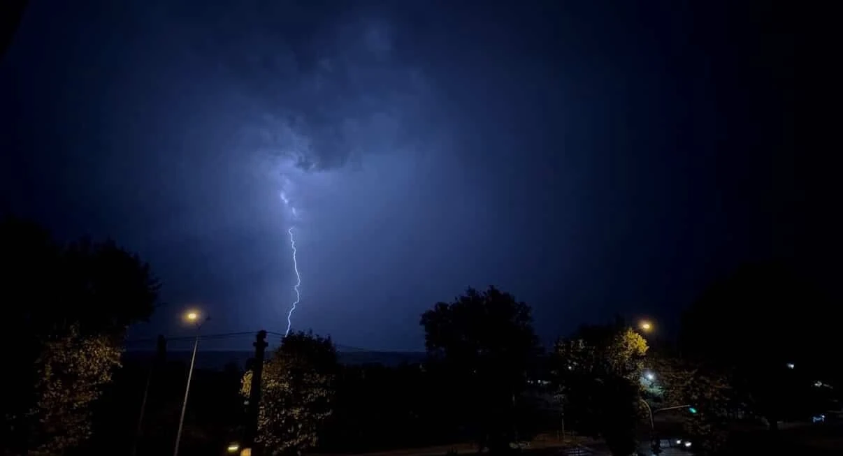 Bursa’da şimşekler geceyi aydınlattı
