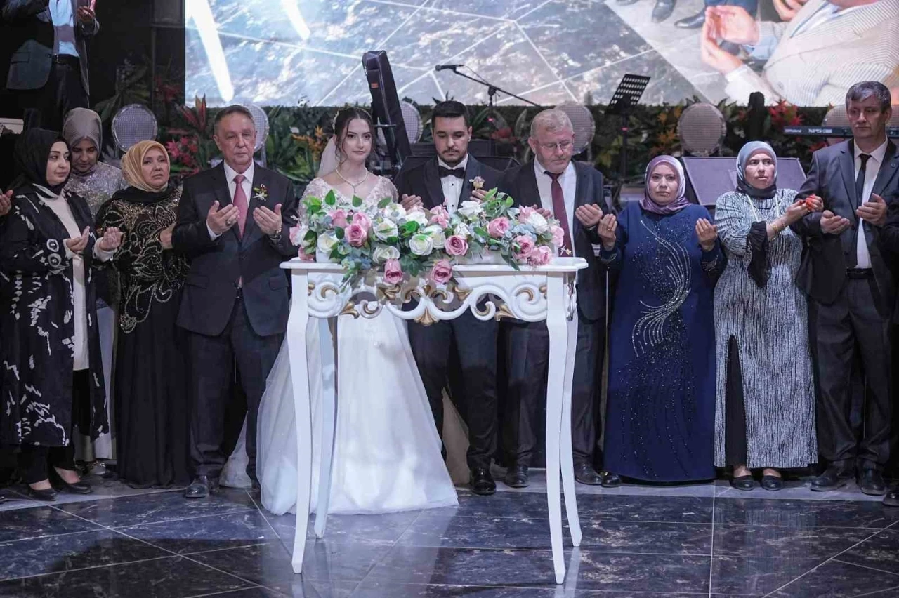 Bursa’da siyaset ve iş dünyasını buluşturan düğün
