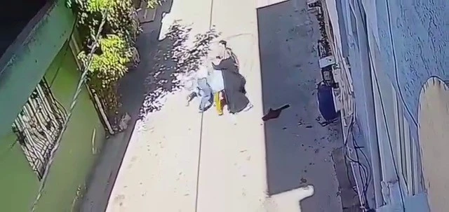 Bursa’da sokak ortasında dehşet... 3 kadın, kucağında çocuğu olan anneyi tekme tokat dövdü
