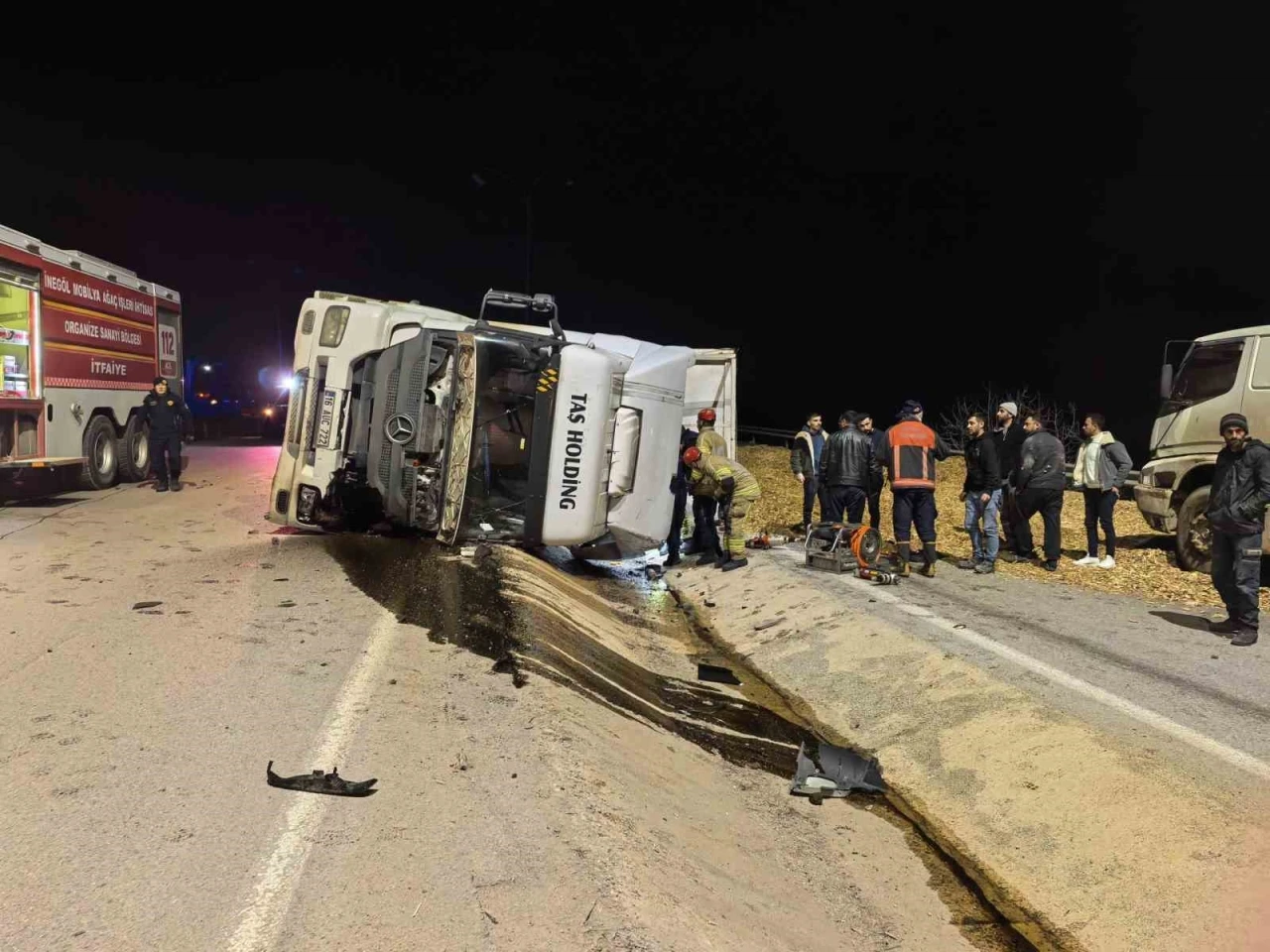 Bursa&rsquo;da talaş y&uuml;kl&uuml; tır devrildi: Ara&ccedil;ta sıkışan gen&ccedil; s&uuml;r&uuml;c&uuml; hayatını kaybetti
