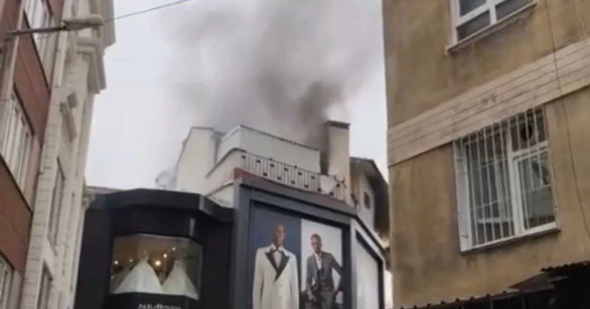 Bursa’da Tarihi Uzun Çarşı’da korkutan yangın: Çatı katı alev alev yandı
