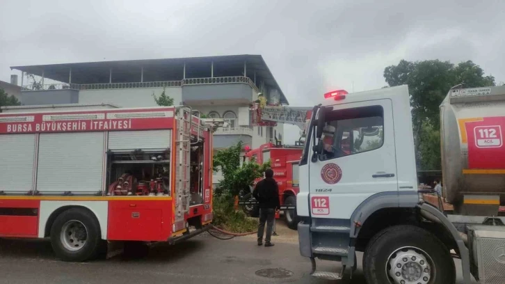 Bursa’da yangın paniği: 2 kişi dumandan etkilendi
