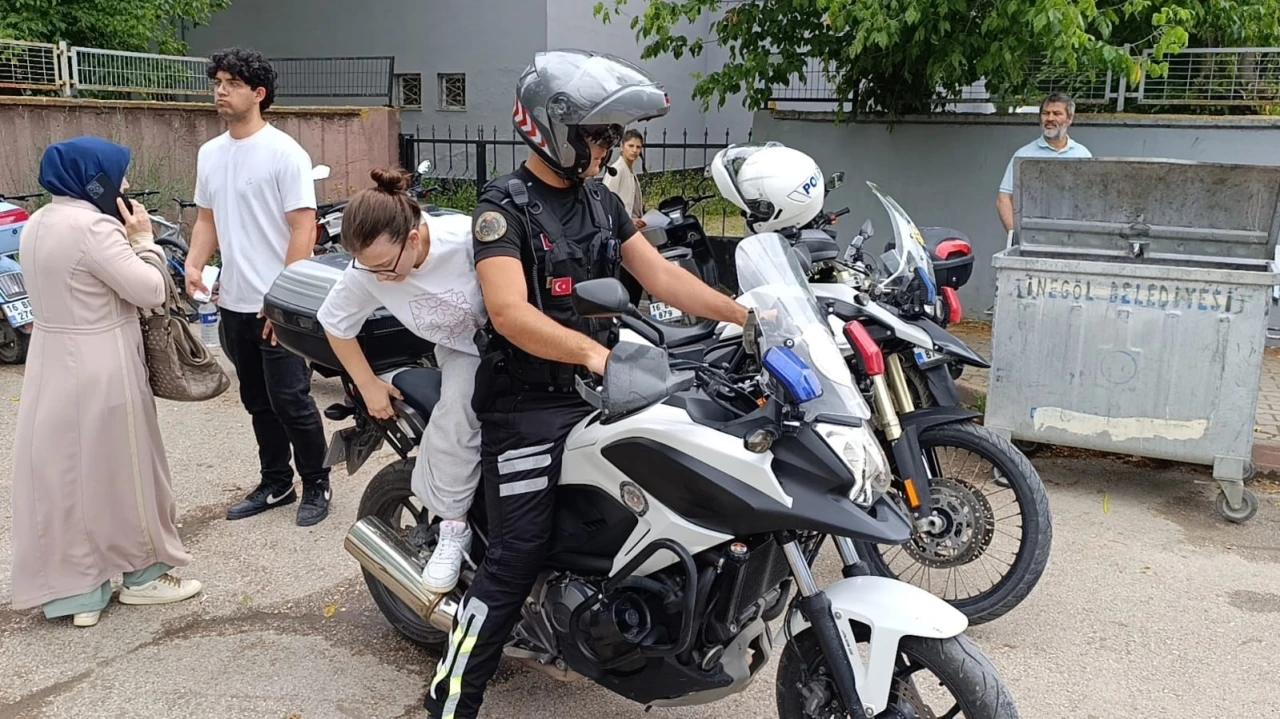 Bursa&rsquo;da yanlış okula gelen adayların yardımına polis koştu
