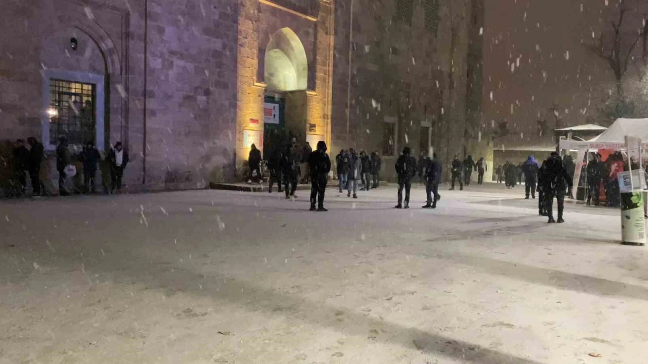 Bursa&rsquo;da yılın ilk sabah namazı kar altında Ulucami&rsquo;de kılındı
