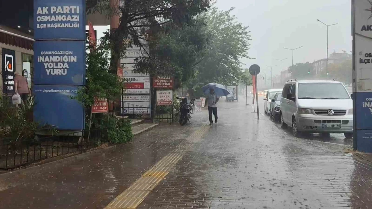 Bursa&rsquo;da yollar g&ouml;le d&ouml;nd&uuml;, vatandaşlar zor anlar yaşadı
