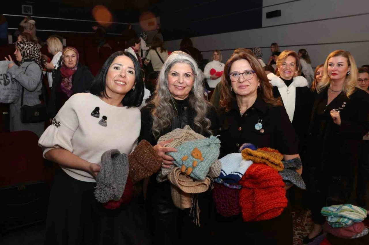 Bursa&rsquo;da y&uuml;zlerce kadın aynı anda iyilik i&ccedil;in ilmek attı
