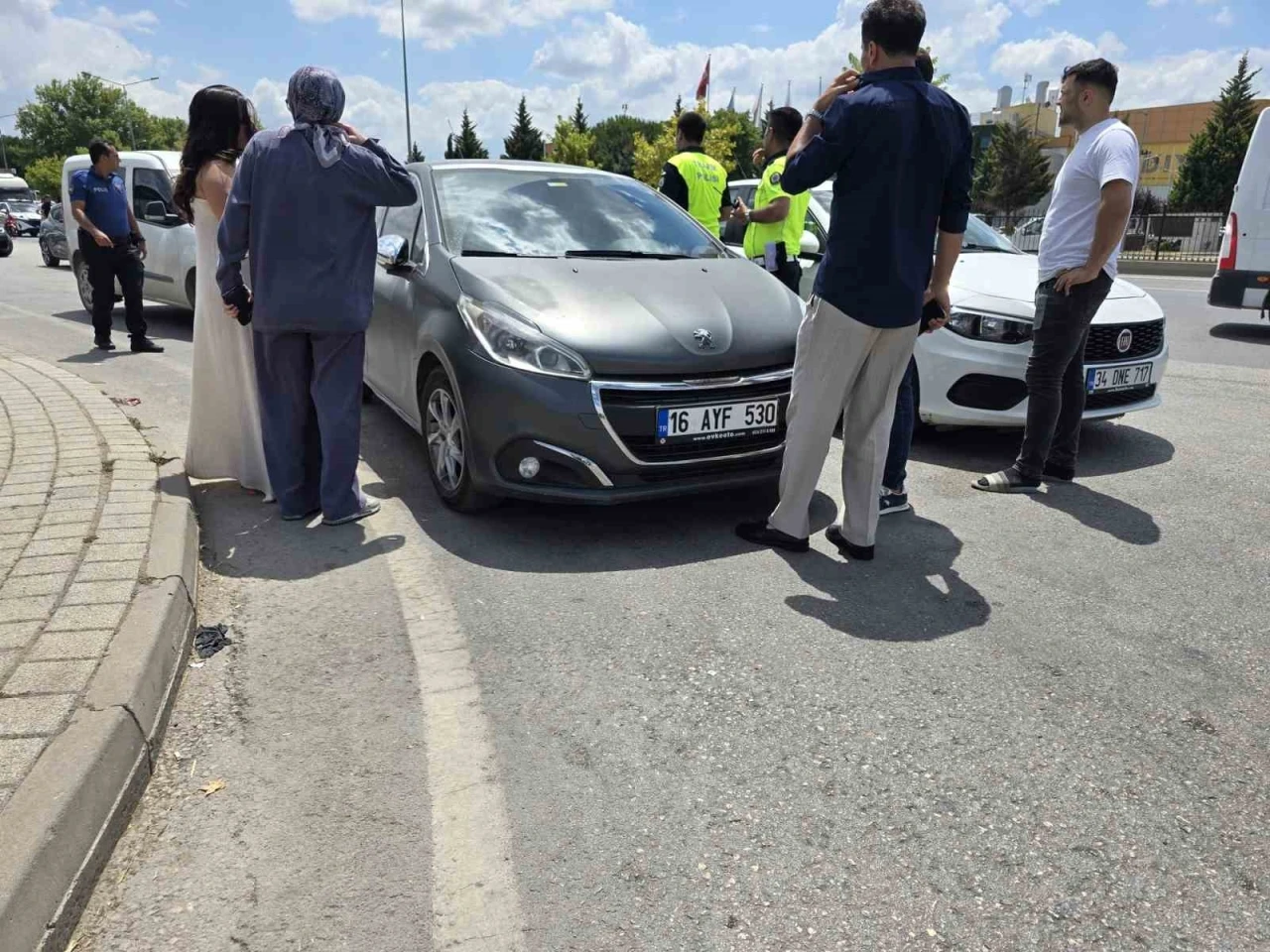 Bursa İneg&ouml;l&rsquo;de otomobil motorsiklete &ccedil;arptı:2 yaralı
