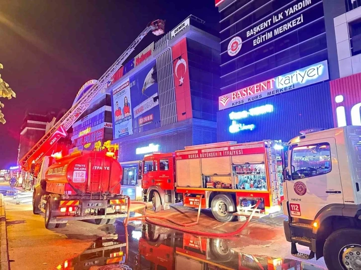 Bursa İtfaiyesi, Nisan ayında yüzlerce yangına müdahale etti.
