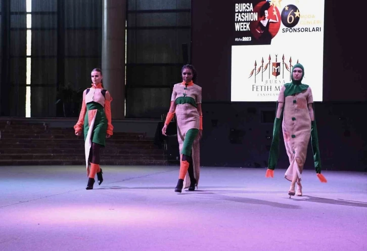 Bursa kumaşından &uuml;retilen en g&uuml;zel tasarımlar sergilendi
