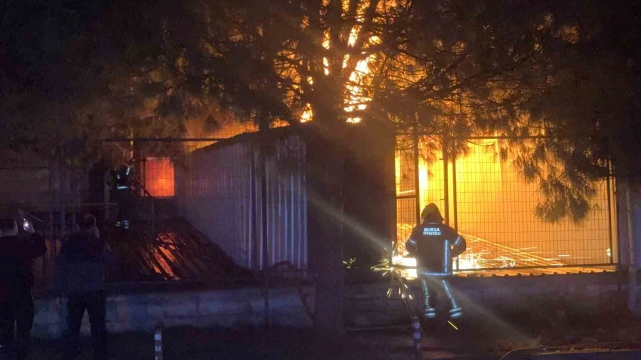 Bursa Minareli&ccedil;avuş OSB&rsquo;de kimyasal kaplama fabrikasında yangın &ccedil;ıktı. Olay yerine sevk edilen ekiplerin yangına m&uuml;dahalesi s&uuml;r&uuml;yor.
