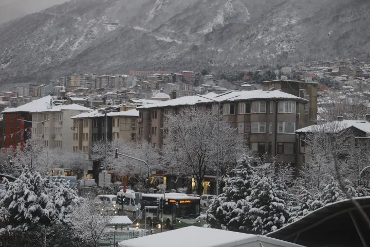 Bursa sabaha beyaz &ouml;rt&uuml;yle uyandı..Ulaşımda aksamalar yaşandı
