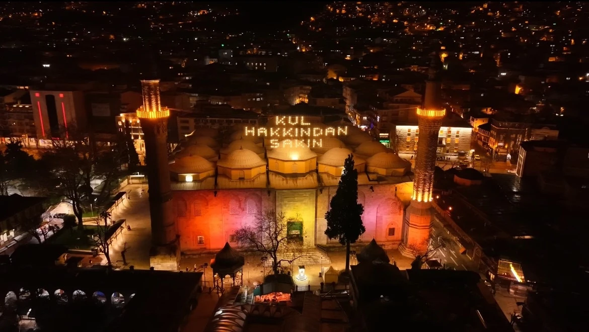 Bursa Ulu Cami&rsquo;de Ramazan mahyası: "Kul hakkından sakın"
