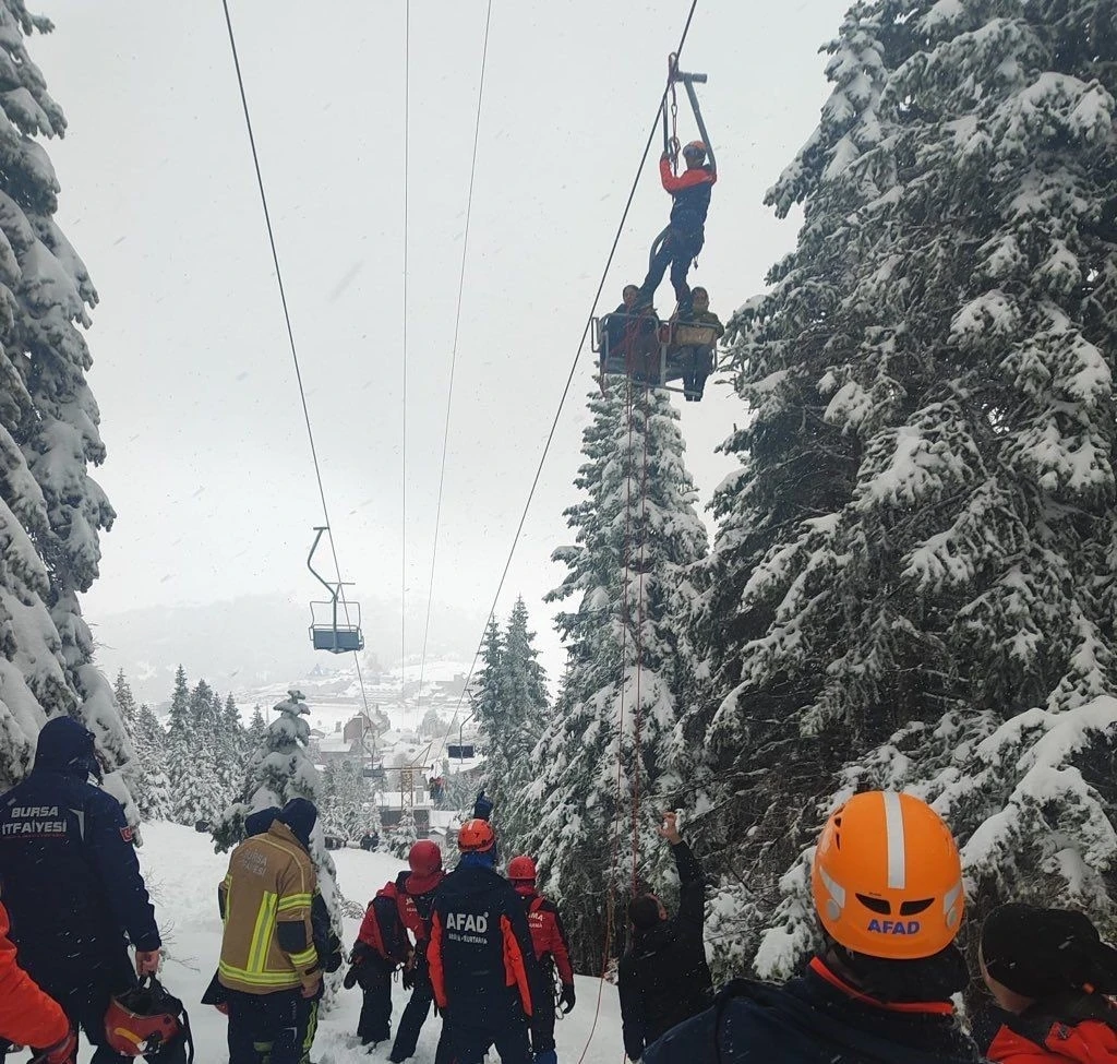 Bursa Uludağ&rsquo;da telesiyej arasızı nedeniyle mahsur kalan 51 kişi kurtarıldı
