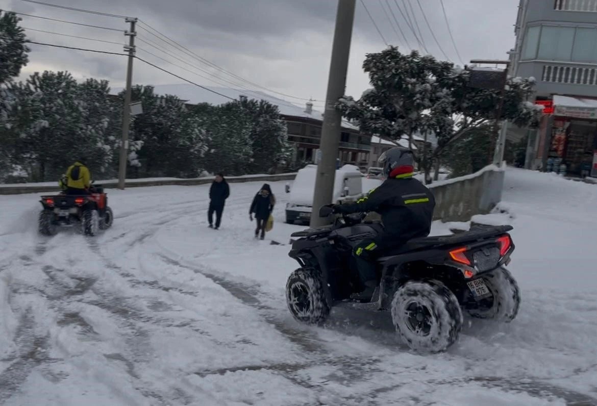 Bursa yeni yılın ilk g&uuml;n&uuml; beyazlara b&uuml;r&uuml;nd&uuml;...İşe ATV ara&ccedil;ları ile gittiler
