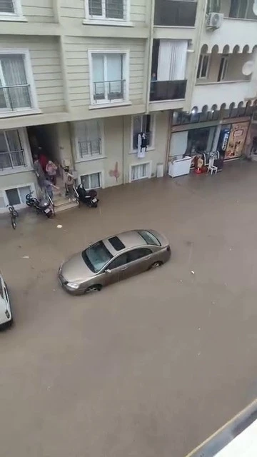Bursa’yı sağanak vurdu, cadde ve sokaklar sular altında kaldı
