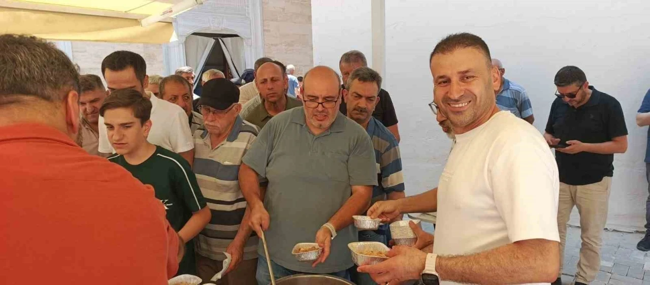 Bursalı esnaf bin 200 kişiye aşure dağıttı
