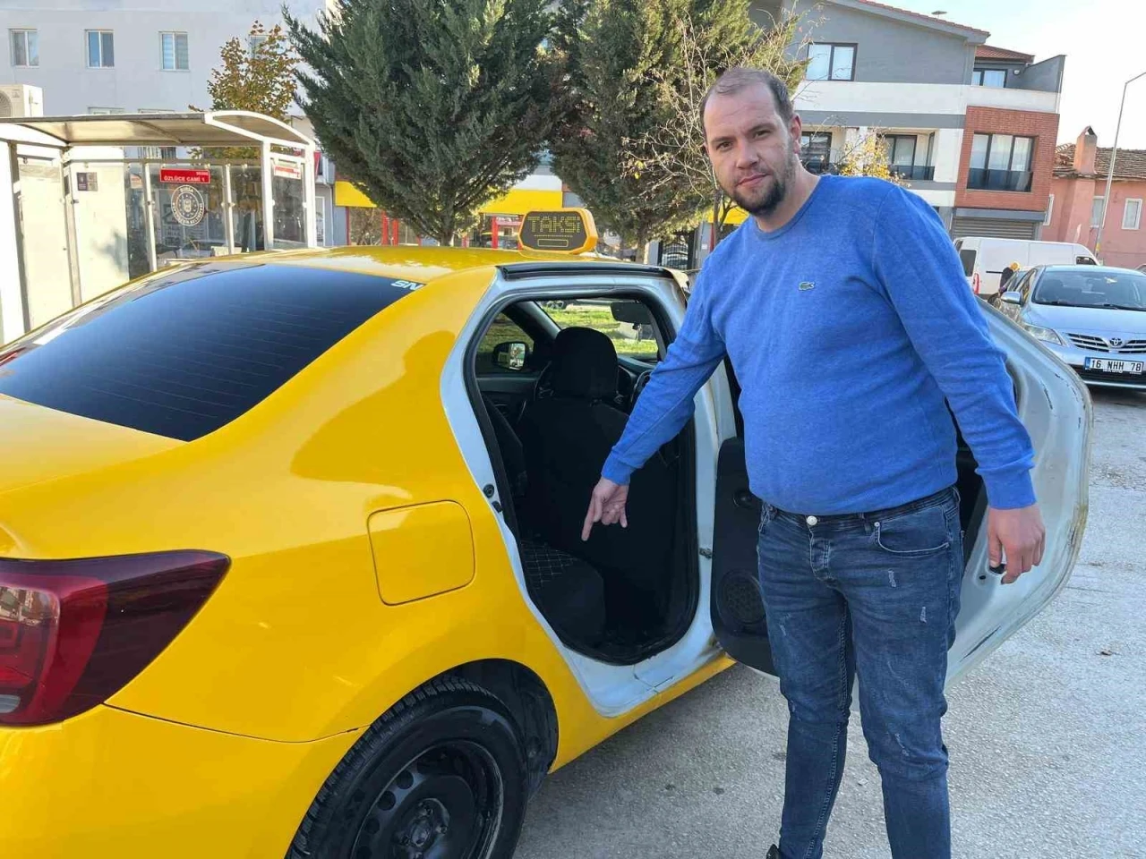 Bursalı taksici yaşlı &ccedil;iftin ara&ccedil;ta unuttuğu 5500 Euro&rsquo;yu teslim etti
