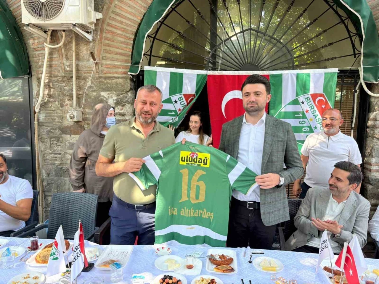 Bursaspor Başkanı Enes &Ccedil;elik Kapalı &Ccedil;arşı&rsquo;da esnafla buluştu
