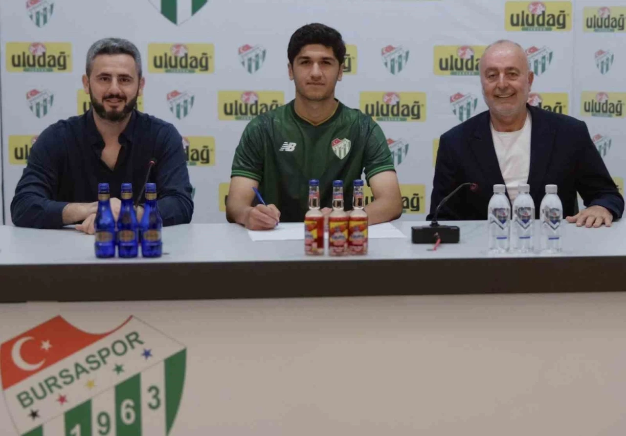 Bursaspor’da Ensar Duman profesyonel oldu
