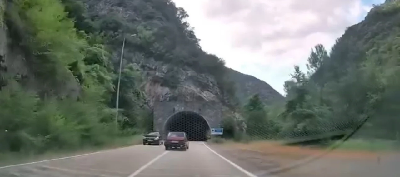 B&uuml;t&uuml;n trafik kurallarını hi&ccedil;e sayan s&uuml;r&uuml;c&uuml; g&ouml;r&uuml;nt&uuml;lendi
