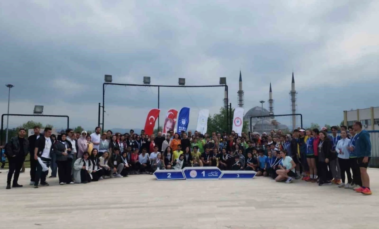 BUÜ’de &quot;Aileler Yarışıyor&quot; temalı oryantiring bayrak yarışı
