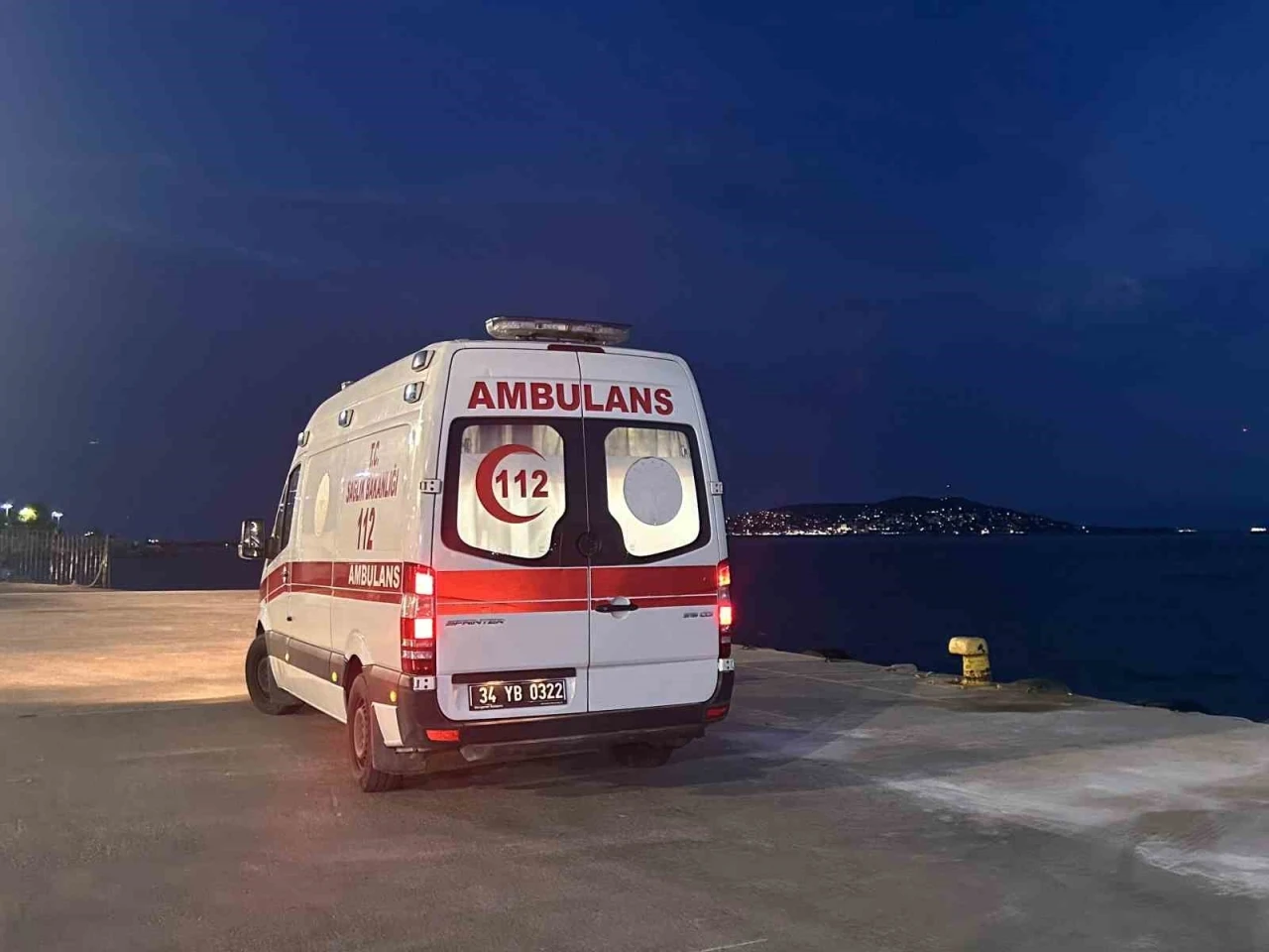 B&uuml;y&uuml;kada&rsquo;daki yangında 4 kişi dumandan etkilendi
