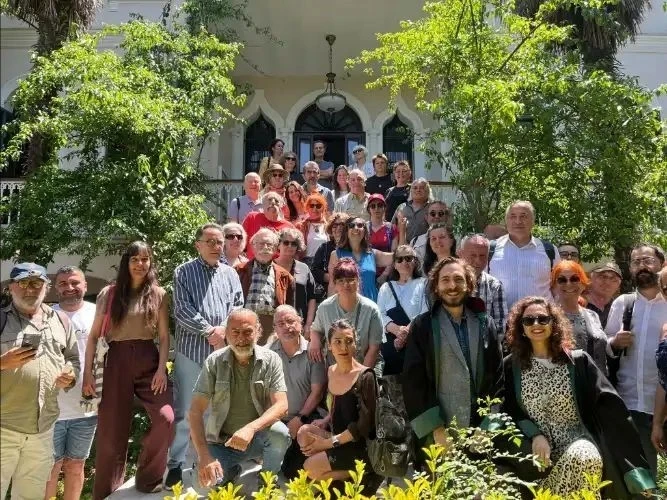 Büyükada &quot;Azmanbüs&quot; protestosu davasında aktivistler hakim karşısına çıktı

