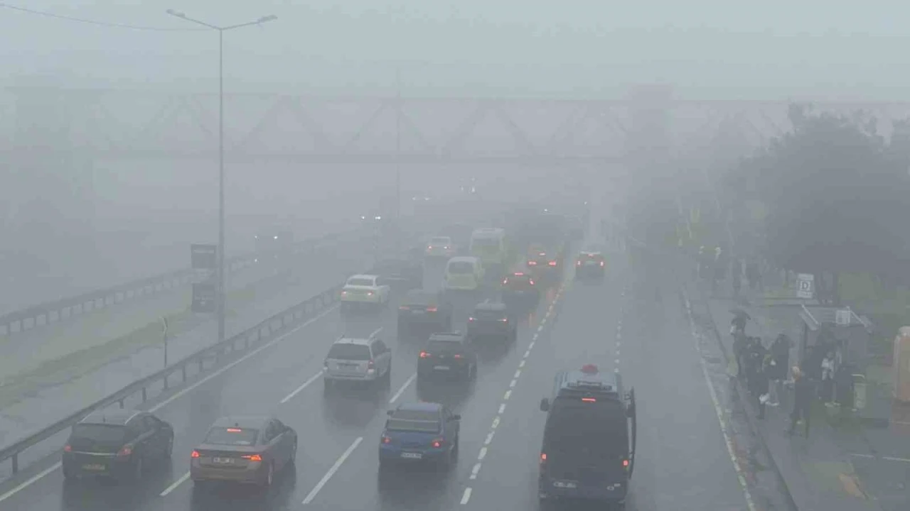 B&uuml;y&uuml;k&ccedil;ekmece&rsquo;de aniden bastıran sis nedeniyle g&ouml;r&uuml;ş mesafesi d&uuml;şt&uuml;
