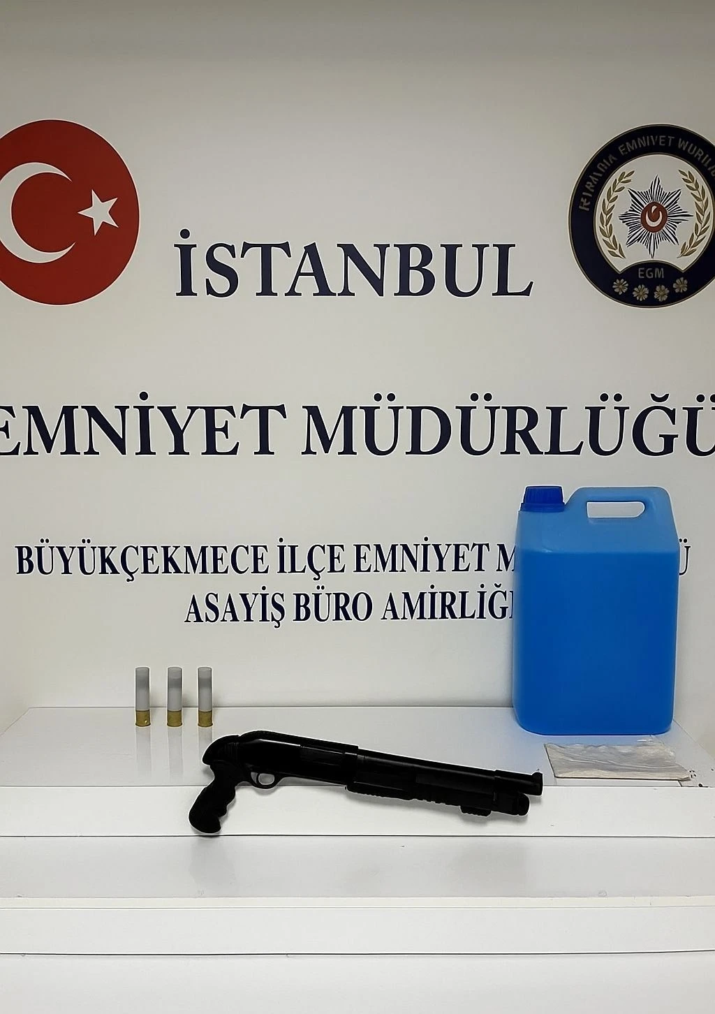 Büyükçekmece’de aynı şahsa ait iş yerini kundakladılar, diğerini de kurşunladılar: O anlar kamerada
