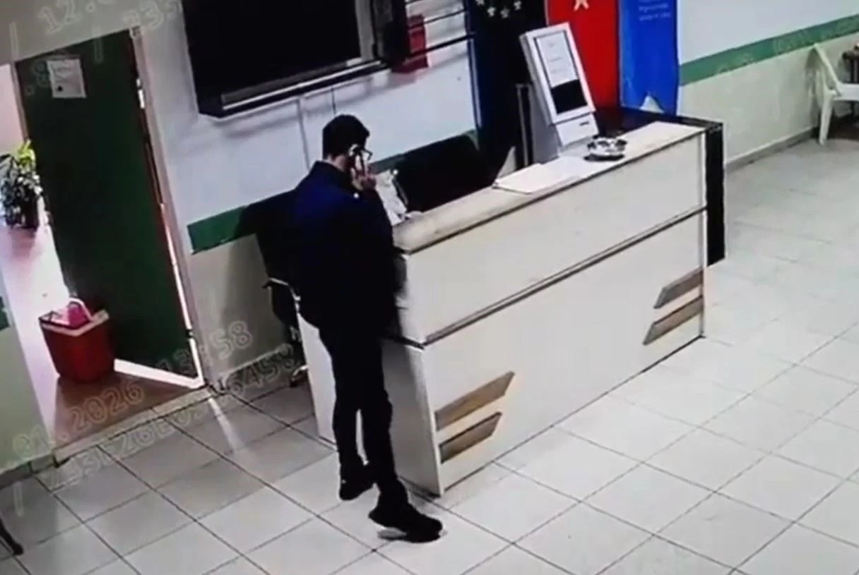 B&uuml;y&uuml;k&ccedil;ekmece&rsquo;de cep telefonu hırsızı kamerada
