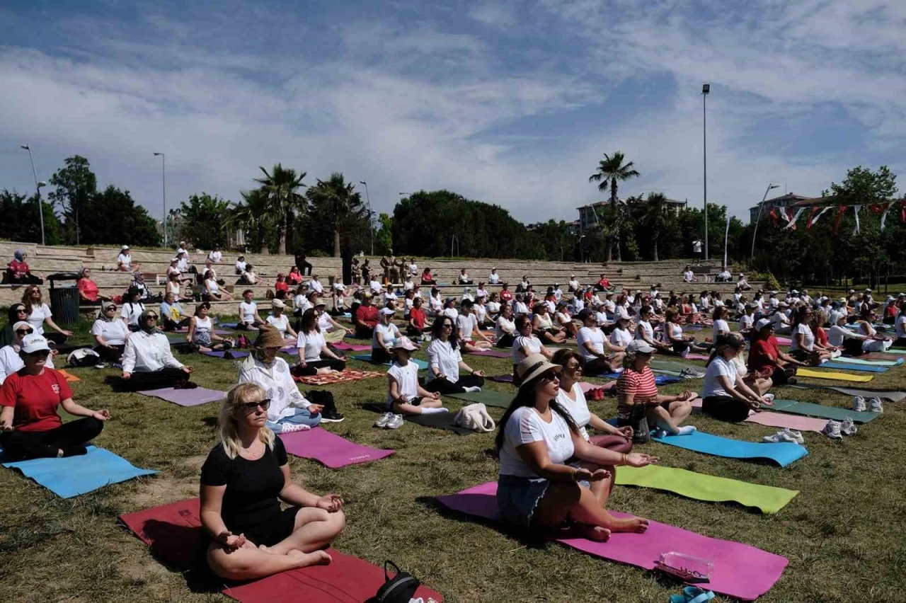 B&uuml;y&uuml;k&ccedil;ekmece&rsquo;de D&uuml;nya Yoga G&uuml;n&uuml;&rsquo;ne &ouml;zel y&uuml;zlerce kadın yoga yaptı
