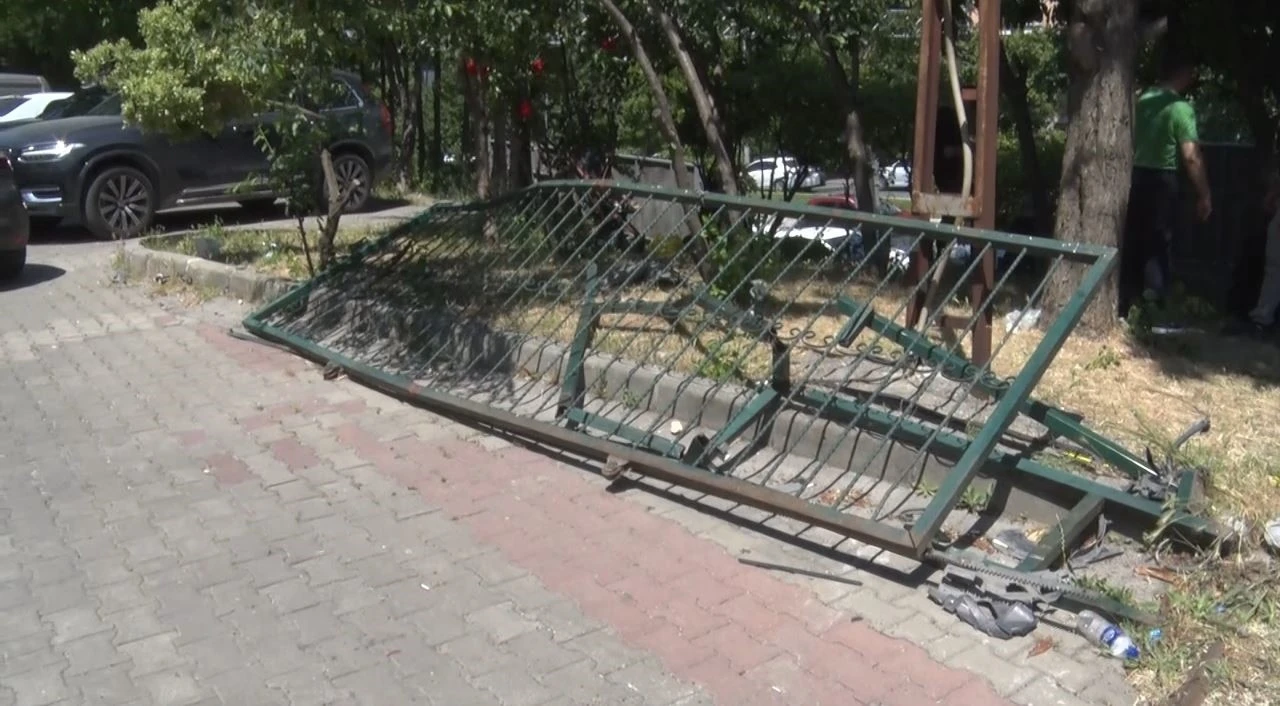 B&uuml;y&uuml;k&ccedil;ekmece&rsquo;de ortaokul &ouml;n&uuml;nde yaşanan kazada faciadan d&ouml;n&uuml;ld&uuml;: 2&rsquo;si &ccedil;ocuk 6 yaralı
