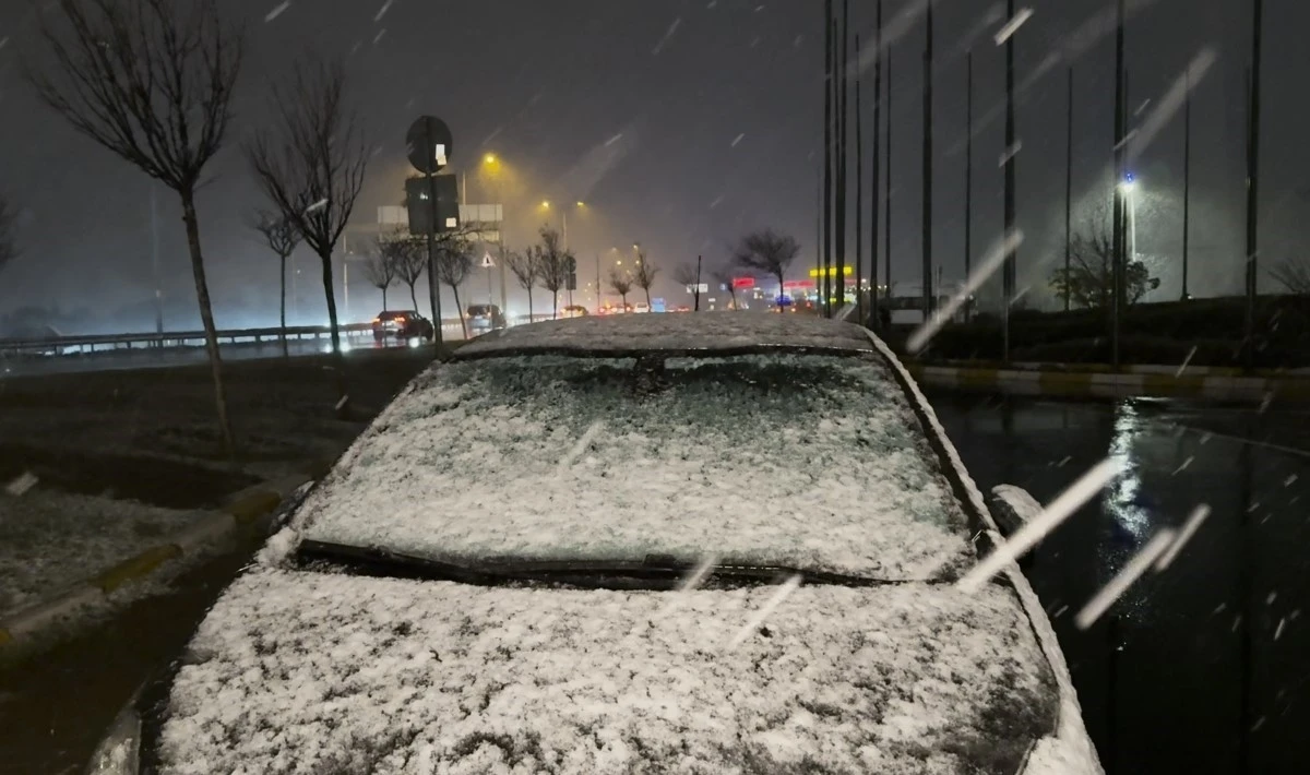 B&uuml;y&uuml;k&ccedil;ekmece&rsquo;de park halindeki ara&ccedil;ların &uuml;zeri beyaza b&uuml;r&uuml;nd&uuml;
