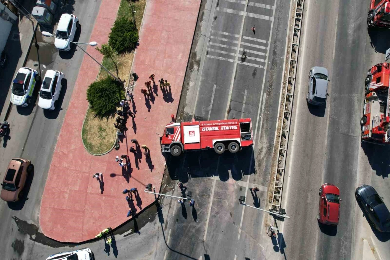 B&uuml;y&uuml;k&ccedil;ekmece&rsquo;de yangına giden itfaiye aracı devrildi: 2 yaralı
