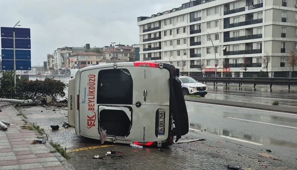 Büyükçekmece’de yolcu minibüsü devrildi: 1’i ağır 2 yaralı
