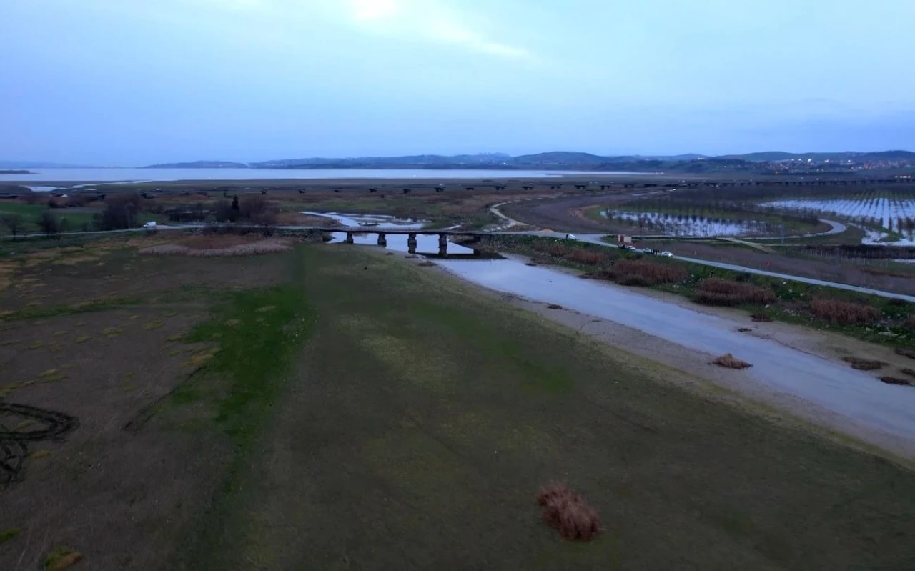 B&uuml;y&uuml;k&ccedil;ekmece g&ouml;l&uuml;nde su azalıyor
