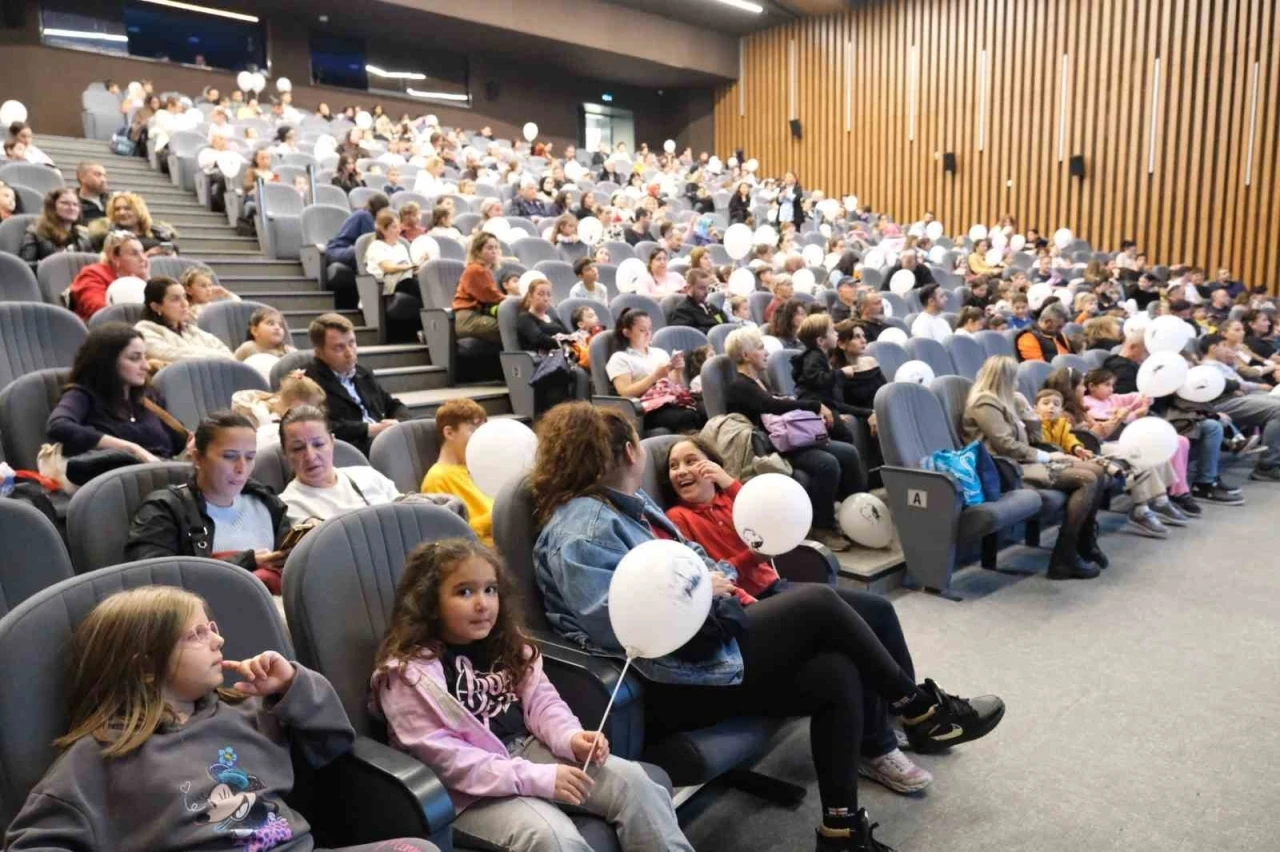 Büyükçekmeceli çocuklar, çocuk hakları gününde tiyatroda buluştu
