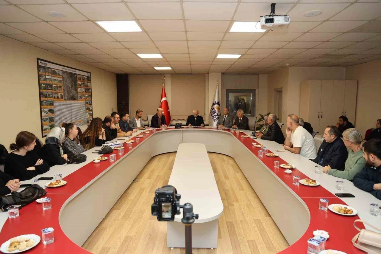 B&uuml;y&uuml;kg&ouml;z, yıkım kararı alınan binanın m&uuml;lk sahipleriyle bir araya geldi
