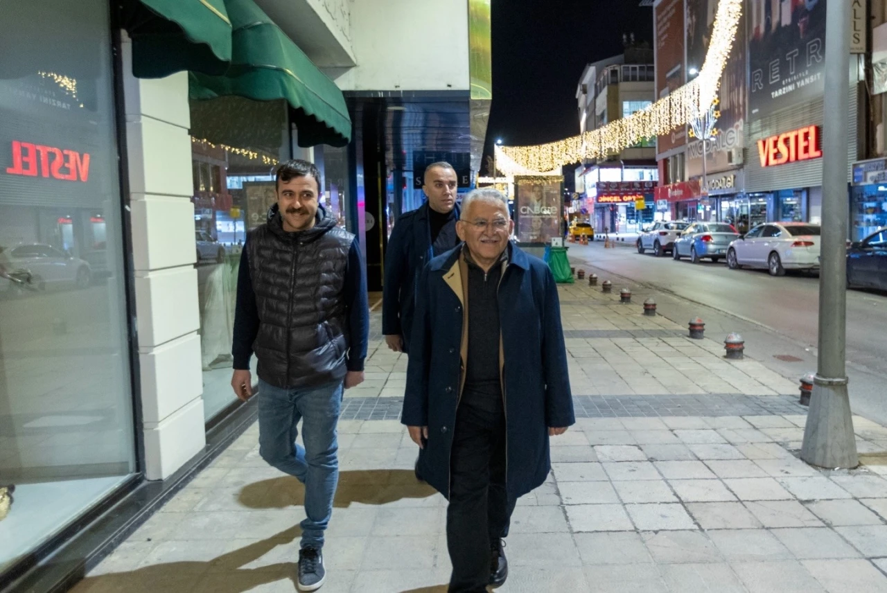 B&uuml;y&uuml;kkılı&ccedil;, Millet Caddesi&rsquo;nde yapımı tamamlanan aydınlatma sistemini inceledi
