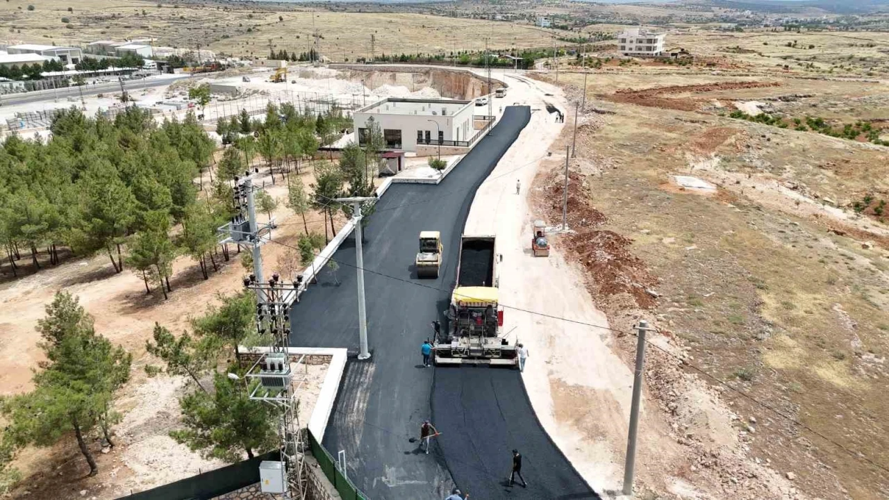 Büyükşehir Belediyesi, Midyat’ta asfalt çalışmalarını sürdürüyor
