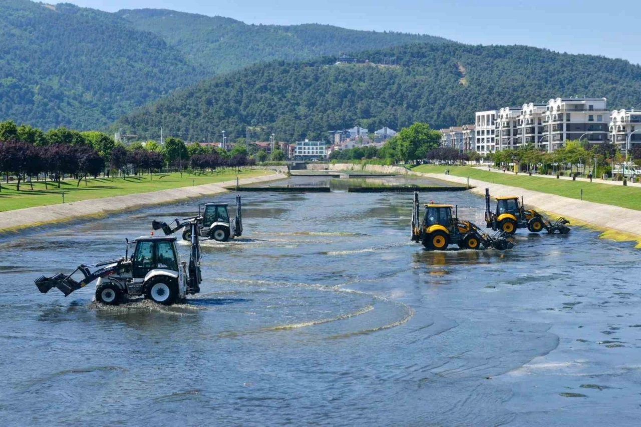 Büyükşehir Belediyesi’nden Hüdavendigar’da dere temizliği

