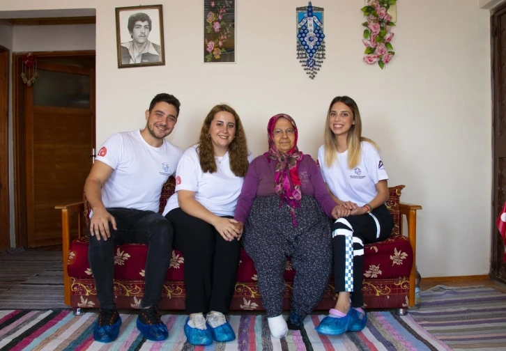 B&uuml;y&uuml;kşehir belediyesi sağlık ekipleri Raziye teyzeye şifa oldu
