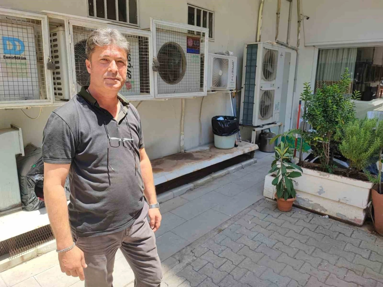 Büyükşehir belediyesi yetersiz kaldı vatandaş kendisi ilaçladı
